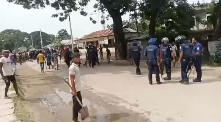 বুড়িমারী বন্দরে শ্রমিকদের সংঘর্ষে সাংবাদিকসহ আহত ১০, অবরুদ্ধ ইউএনও